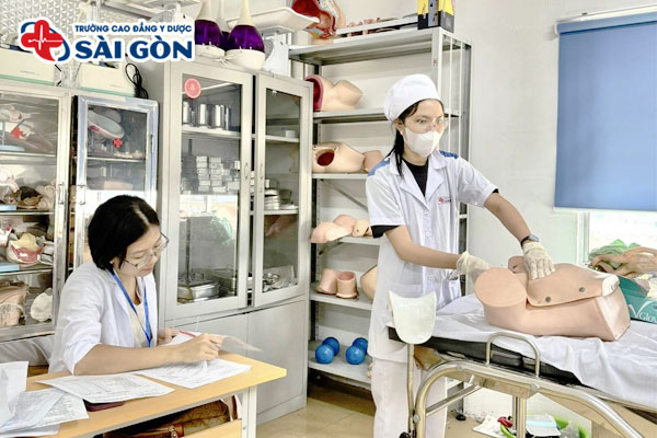 Điều dưỡng là lựa chọn lý tưởng cho người yêu thích công việc chăm sóc và hỗ trợ bệnh nhân