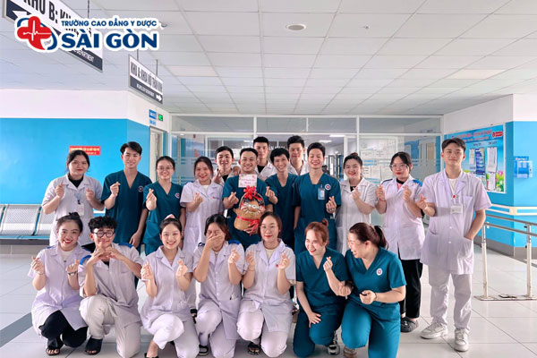 Khi học ngành Điều dưỡng, sinh viên được trang bị kiến thức nền tảng, kỹ năng chuyên môn và thực hành thực tế