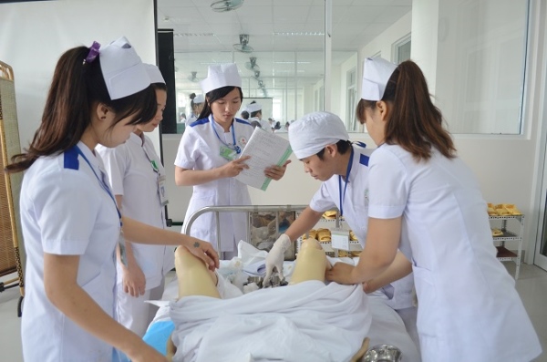 Điều dưỡng và Hộ sinh có định hướng chuyên môn khác nhau, phù hợp với sở thích và năng lực của từng người học